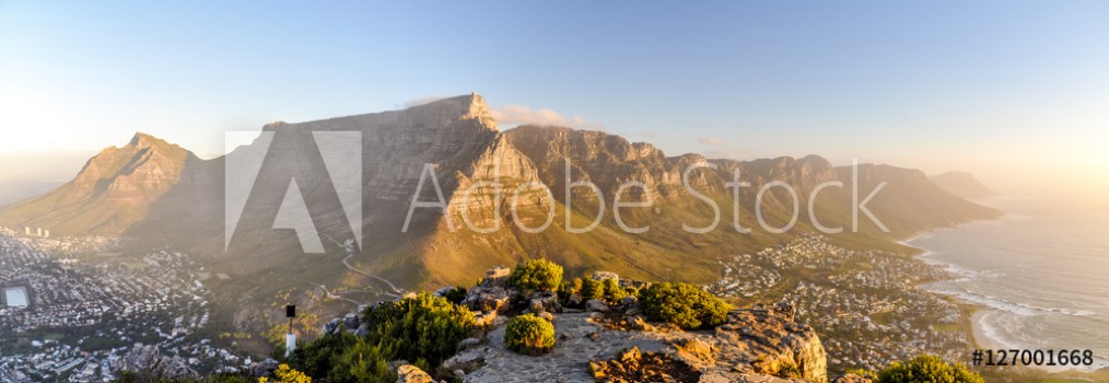 Bild på XXL panorama of Table Mountain and the Twelve Apostles mountain range seen from Lions Head near Signal Hil in the evening sun Camps Bay on the right city of Cape Town on the left South Africa